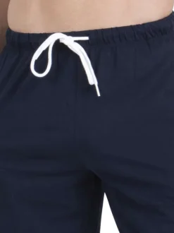 Pyjama court en coton bleu à rayures pourvu d'une coupe droite et d'un col rond
