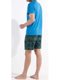 Pyjama court en coton bleu uni avec une coupe fermée et un col tunisien