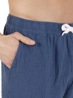 Pyjama court en coton bleu uni pourvu d'une coupe droite et d'un col tunisien