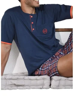 Pyjama court en coton marine avec des carreaux sur le bas et une coupe fermée