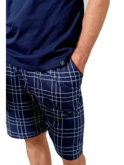Pyjama court en coton marine à carreaux avec une coupe droite et un col v