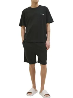 Pyjama Court en coton noir uni avec une coupe fermée et un col rond