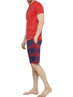 Pyjama court en coton rouge à carreaux avec une coupe droite et un col rond