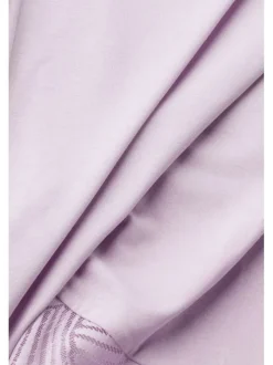 Pyjama court violet en dentelle avec une coupe fermée et un col rond