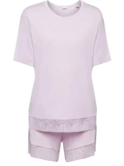 Pyjama court violet en dentelle avec une coupe fermée et un col rond