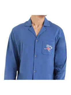 Pyjama en coton bleu uni avec une coupe droite et un col à revers