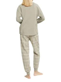 Pyjama long en coton beige à carreaux avec une coupe droite, un col rond et des manches longues