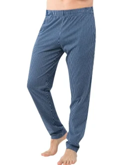 Pyjama long en coton bleu ciel à rayures avec un col v et une coupe droite