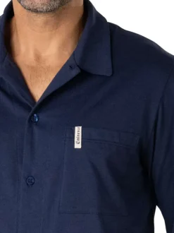Pyjama long en coton bleu marine à carreaux avec un col chemise et une poche