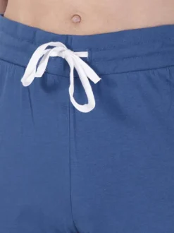 Pyjama long en coton bleu uni pourvu d'une poche plaquée sur le coeur