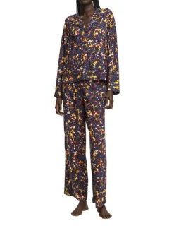 Pyjama Long marine avec imprimé, une coupe fermée et un col v