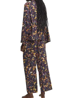 Pyjama Long marine avec imprimé, une coupe fermée et un col v