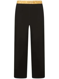 Pyjama long noir uni avec une coupe fermée col rond et à manches courtes
