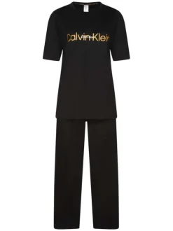 Pyjama long noir uni avec une coupe fermée col rond et à manches courtes