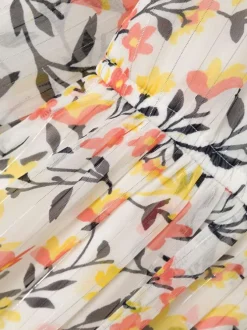 Robe courte blanche fleurie coupe cintrée col rond fendu avec des manches longues