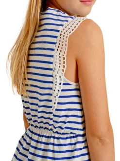 Robe courte en coton blanche rayée avec une coupe droite et un col rond