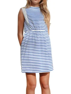 Robe courte en coton blanche rayée avec une coupe droite et un col rond