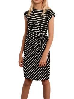 Robe courte noire à rayures pourvue d'une coupe cintrée et de manches courtes