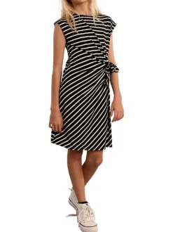 Robe courte noire à rayures pourvue d'une coupe cintrée et de manches courtes