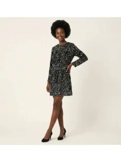 Robe courte noire avec sequins argentés brodés et manches longues