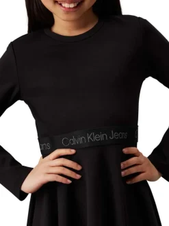 Robe courte noire unie à coupe patineuse et à manches longues