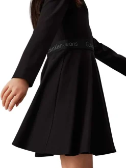 Robe courte noire unie à coupe patineuse et à manches longues