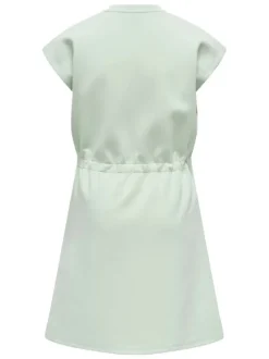 Robe courte vert d'eau unie pourvue d'une coupe évasée et d'un col rond