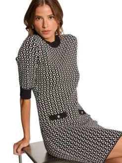 Robe blanche et noire col rond ornée d'un motif géométrique