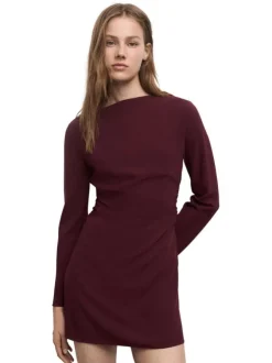 Robe bordeaux unie pourvu d'un col bateau et de manches longues