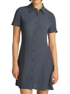 Robe chemise courte bleue ardoise unie avec une coupe cintrée et fluide