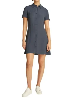 Robe chemise courte bleue ardoise unie avec une coupe cintrée et fluide