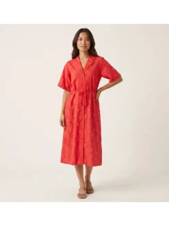 Robe chemise longue rouge unie pourvue d'une coupe cintrée et d'un col à revers
