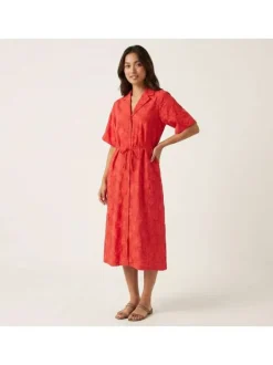 Robe chemise longue rouge unie pourvue d'une coupe cintrée et d'un col à revers