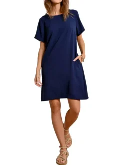 Robe courte avec des manches courtes marine unie une coupe droite et un col rond