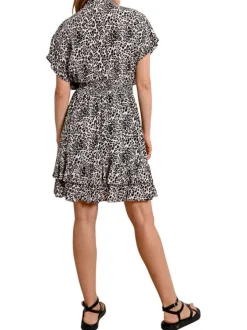 Robe courte beige avec des imprimés léopard une coupe évasée et un col en v