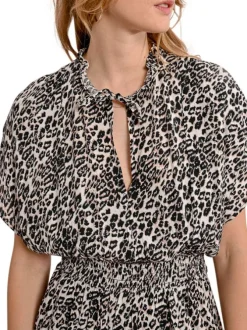 Robe courte beige avec des imprimés léopard une coupe évasée et un col en v