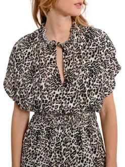 Robe courte beige avec des imprimés léopard une coupe évasée et un col en v