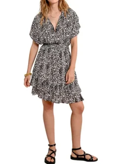 Robe courte beige avec des imprimés léopard une coupe évasée et un col en v