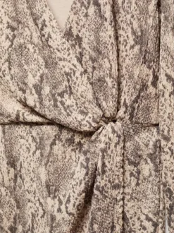 Robe courte beige avec un imprimé animal un col cache-coeur et à manches longues