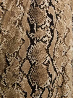 Robe courte beige avec un imprimé python une coupe droite et un col v