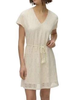 Robe courte beige en guipure à coupe droite pourvue d'un col v profond