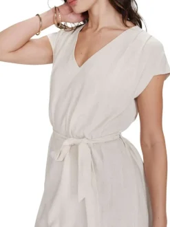 Robe courte beige unie avec une coupe droite et des manches courtes