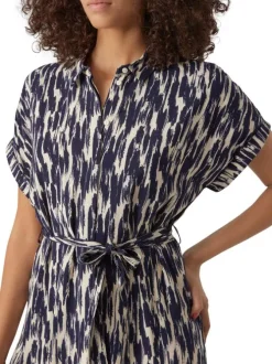 Robe courte blanche et marine imprimée avec une coupe droite et un col français