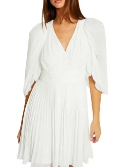 Robe courte blanche à manche 3/4 unie à coupe plissée et un col en v
