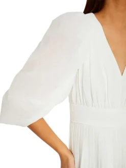 Robe courte blanche à manche 3/4 unie à coupe plissée et un col en v