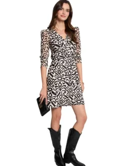 Robe courte blanche à motifs géométriques noirs et à col cache-coeur
