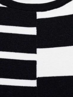 Robe courte blanche rayée en noir avec une coupe droite à col rond