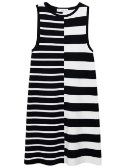 Robe courte blanche rayée en noir avec une coupe droite à col rond
