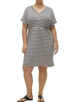 Robe courte blanche à rayures bleues marine avec une coupe droite fluide