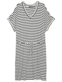 Robe courte blanche à rayures bleues marine avec une coupe droite fluide